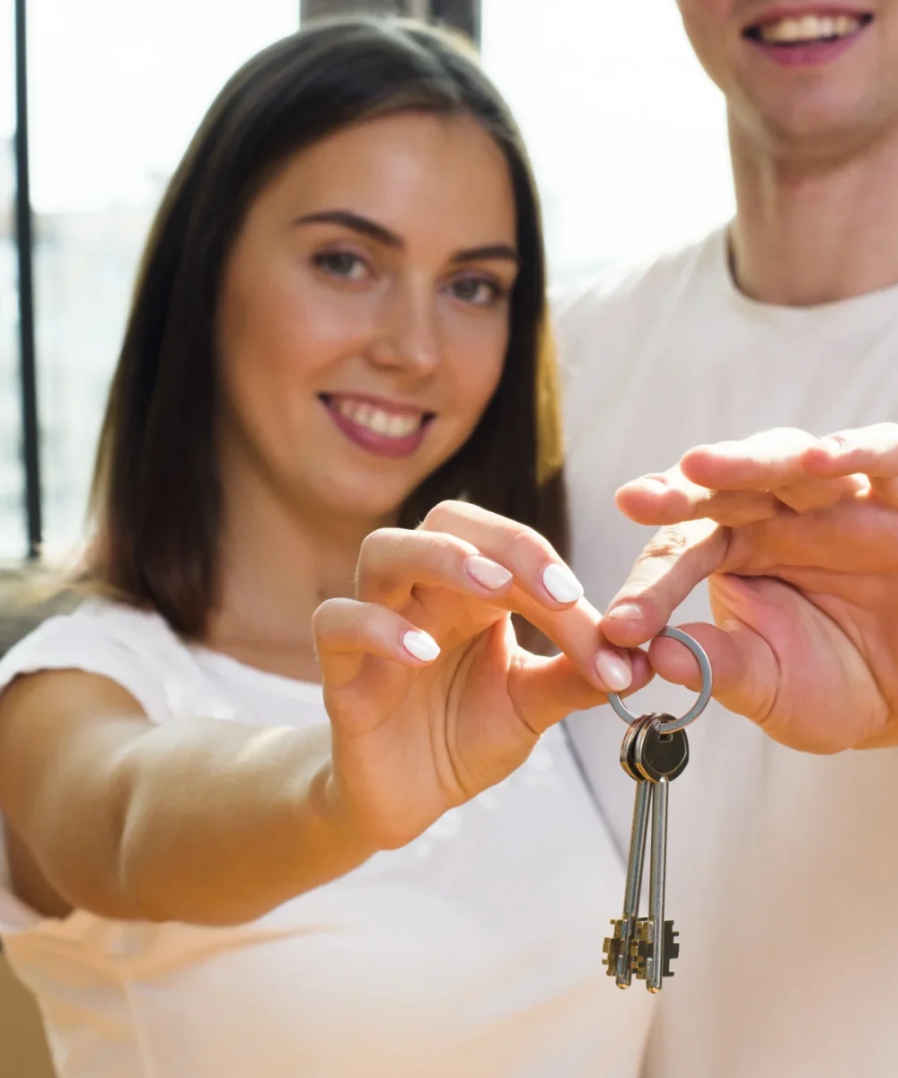 close-up-couple-holding-keys